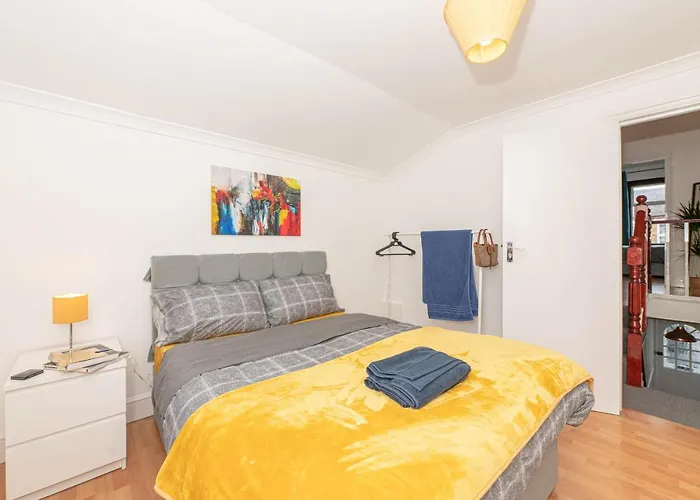 Xtra Large 4 Bedroom House, Near Excel, London City And 5 Walk To Train Station