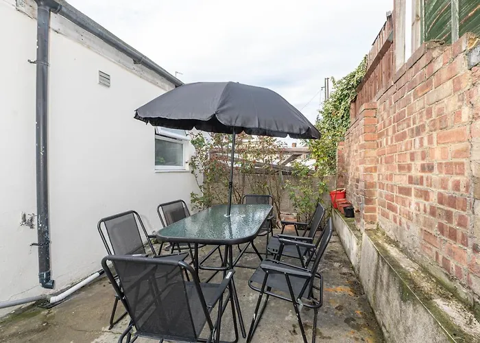 Xtra Large 4 Bedroom House, Near Excel, London City And 5 Walk To Train Station