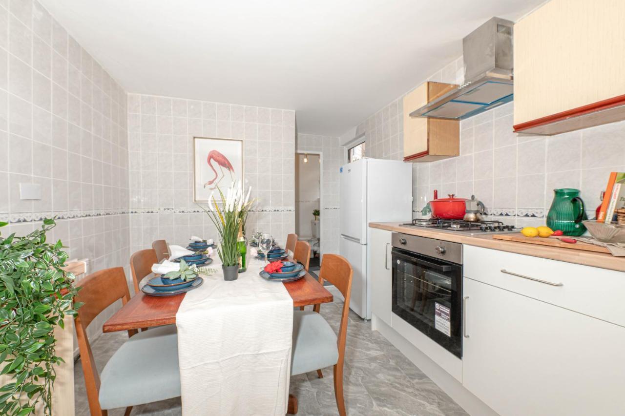 Дом отдыха Xtra Large 4 Bedroom House, Near Excel, And 5 Walk To Train Station *