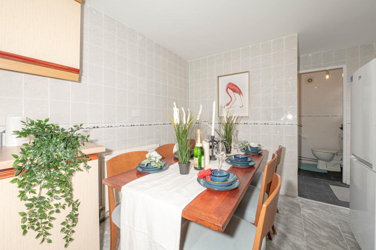 Дом отдыха Xtra Large 4 Bedroom House, Near Excel, And 5 Walk To Train Station