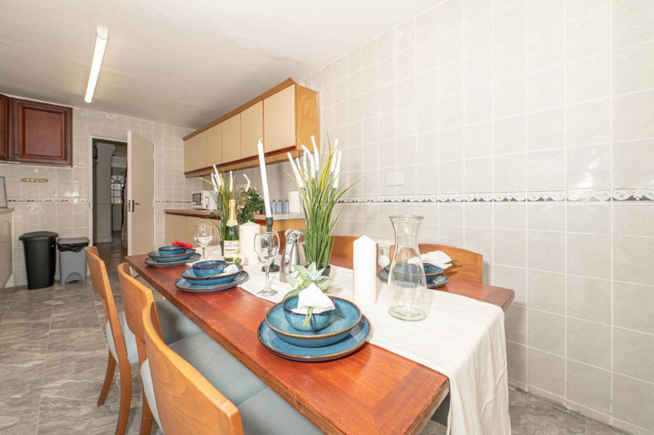 Дом отдыха Xtra Large 4 Bedroom House, Near Excel, And 5 Walk To Train Station