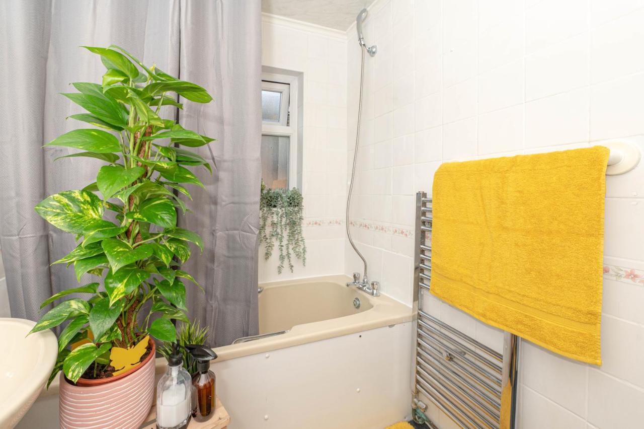 Дом отдыха Xtra Large 4 Bedroom House, Near Excel, And 5 Walk To Train Station