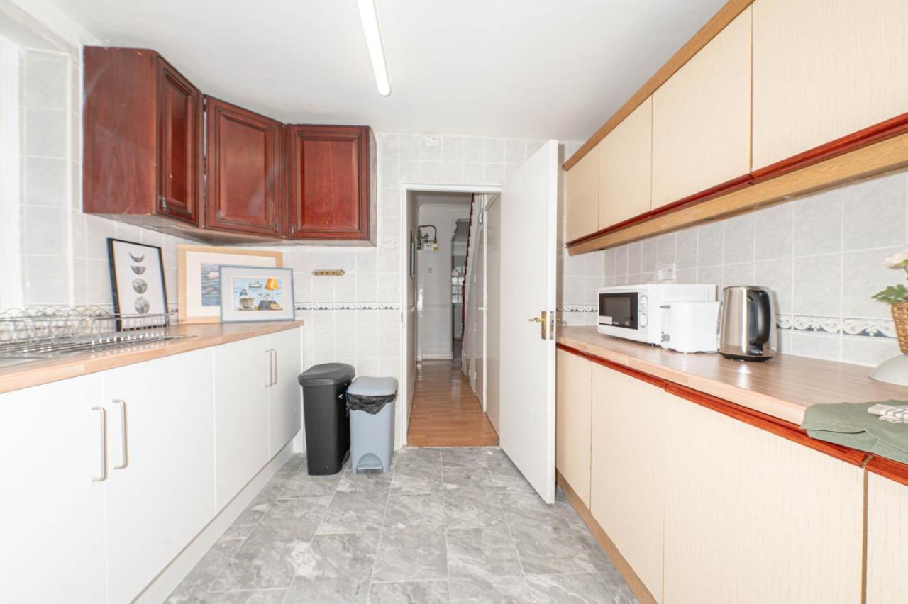 Xtra Large 4 Bedroom House, Near Excel, And 5 Walk To Train Station * Лондон