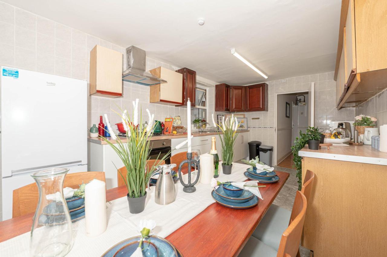 Xtra Large 4 Bedroom House, Near Excel, And 5 Walk To Train Station Дом отдыха *