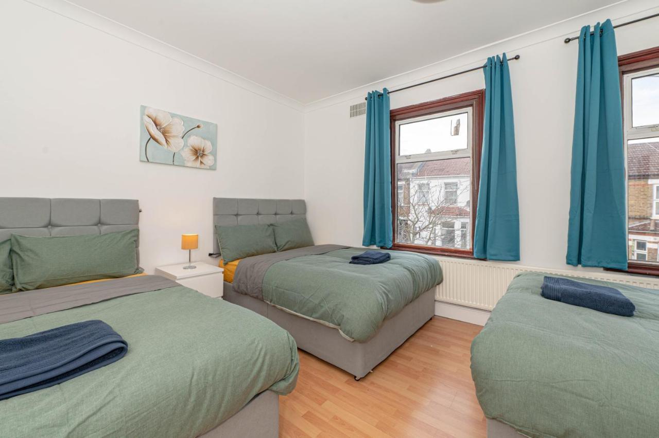 Xtra Large 4 Bedroom House, Near Excel, And 5 Walk To Train Station Лондон