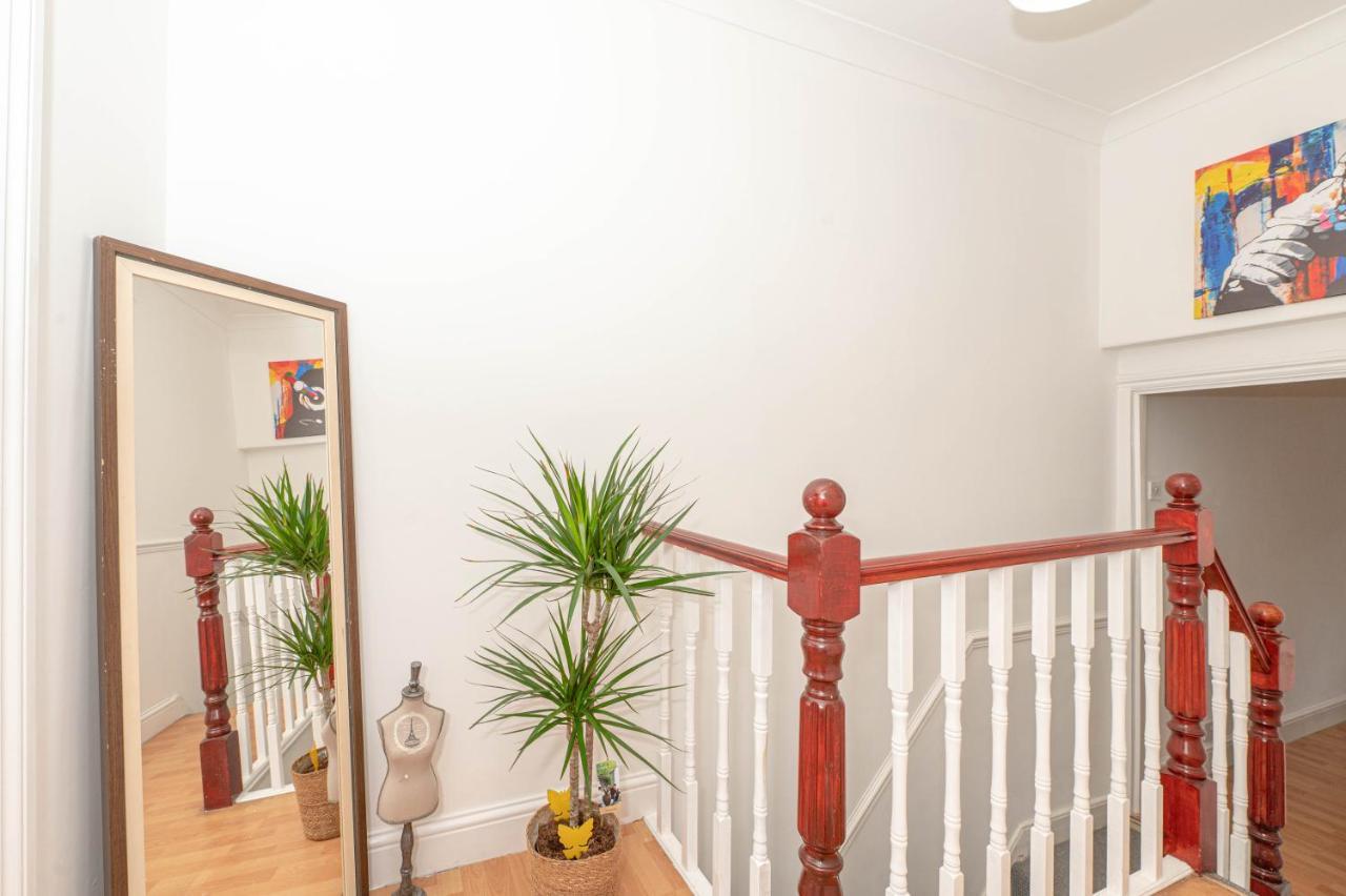 Xtra Large 4 Bedroom House, Near Excel, And 5 Walk To Train Station Дом отдыха