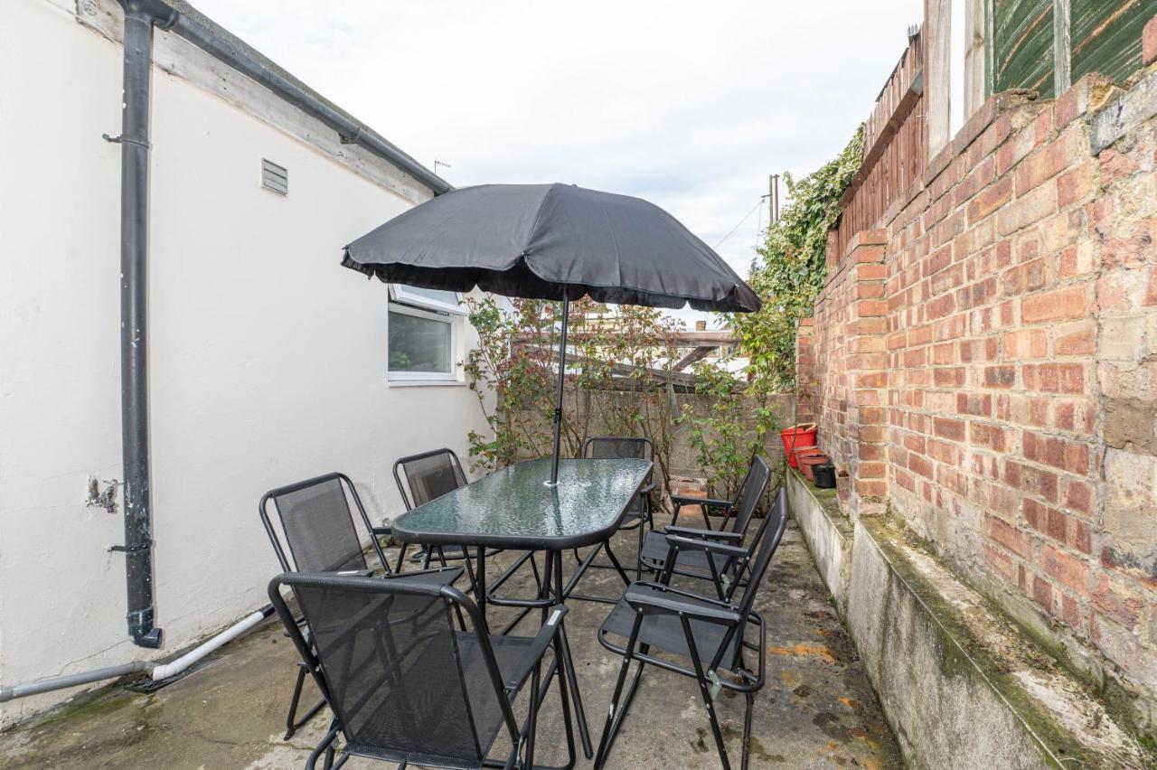 Xtra Large 4 Bedroom House, Near Excel, And 5 Walk To Train Station Лондон