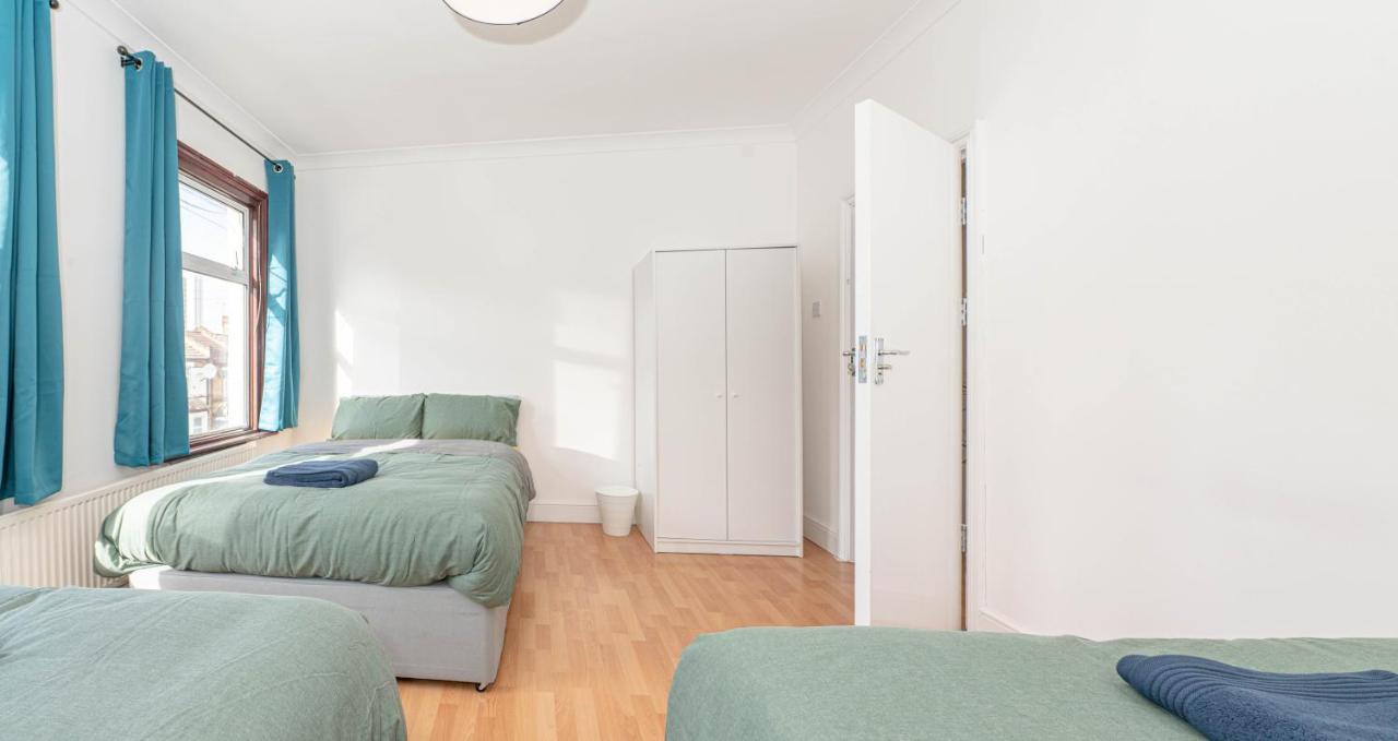 Xtra Large 4 Bedroom House, Near Excel, And 5 Walk To Train Station Лондон