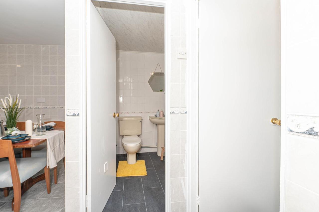 Xtra Large 4 Bedroom House, Near Excel, And 5 Walk To Train Station Дом отдыха Лондон