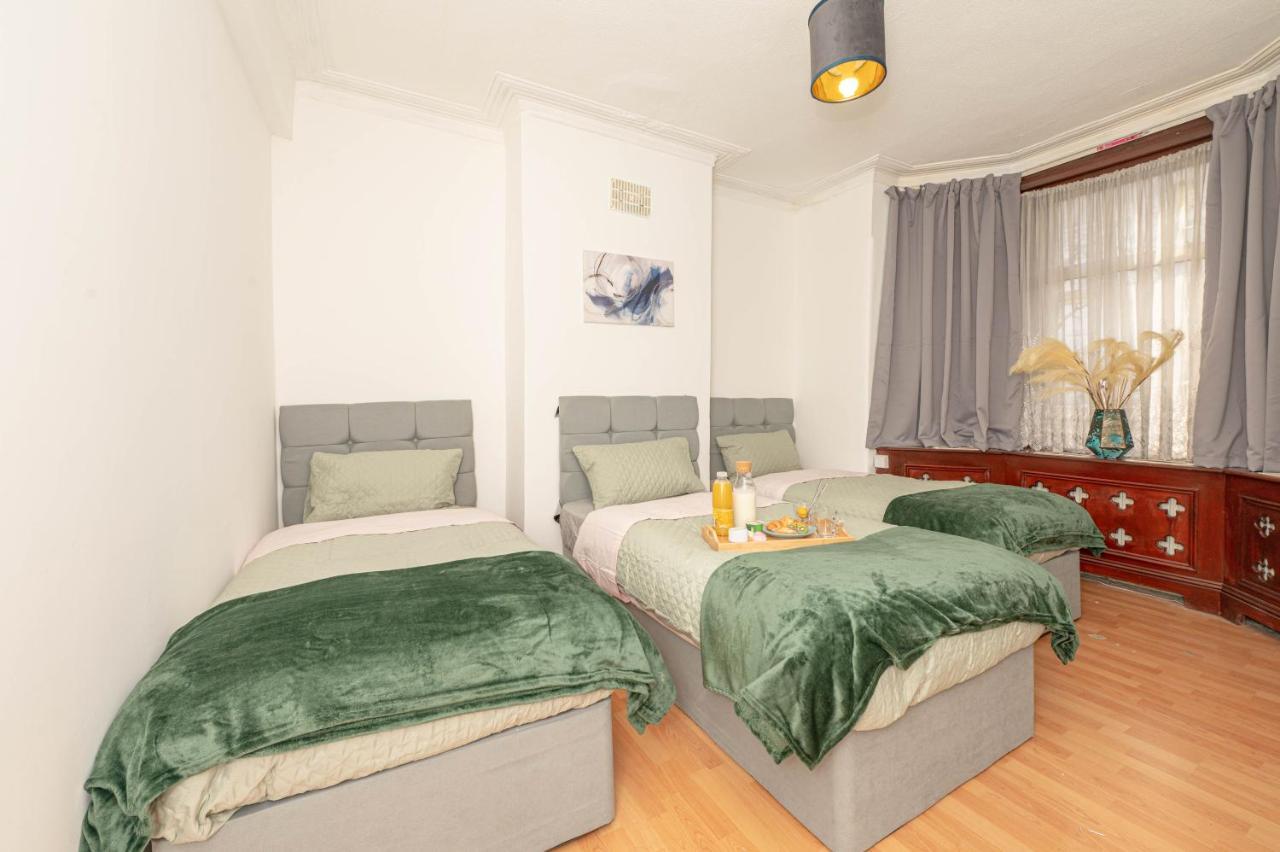 Дом отдыха Xtra Large 4 Bedroom House, Near Excel, And 5 Walk To Train Station