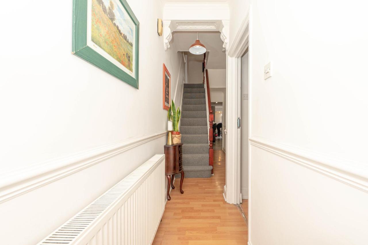 Xtra Large 4 Bedroom House, Near Excel, And 5 Walk To Train Station Лондон