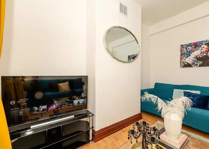 Xtra Large 4 Bedroom House, Near Excel, London City And 5 Walk To Train Station