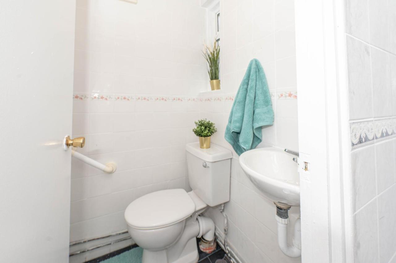 Xtra Large 4 Bedroom House, Near Excel, And 5 Walk To Train Station Londra